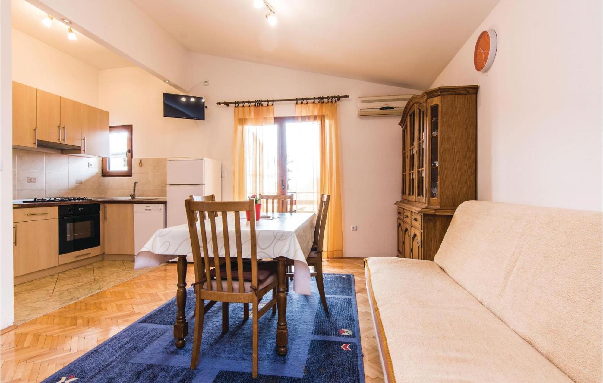 4 Bedroom Awesome Apartment In Starigrad エクステリア 写真