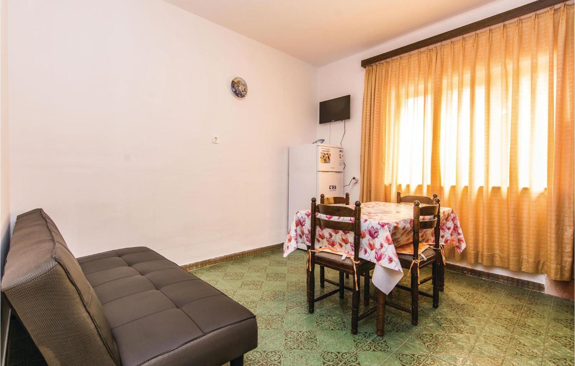 4 Bedroom Awesome Apartment In Starigrad エクステリア 写真