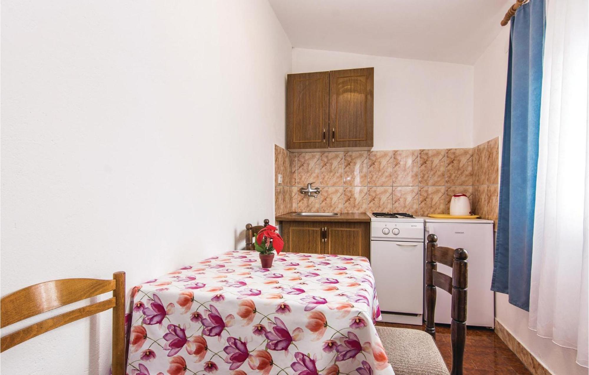 4 Bedroom Awesome Apartment In Starigrad エクステリア 写真