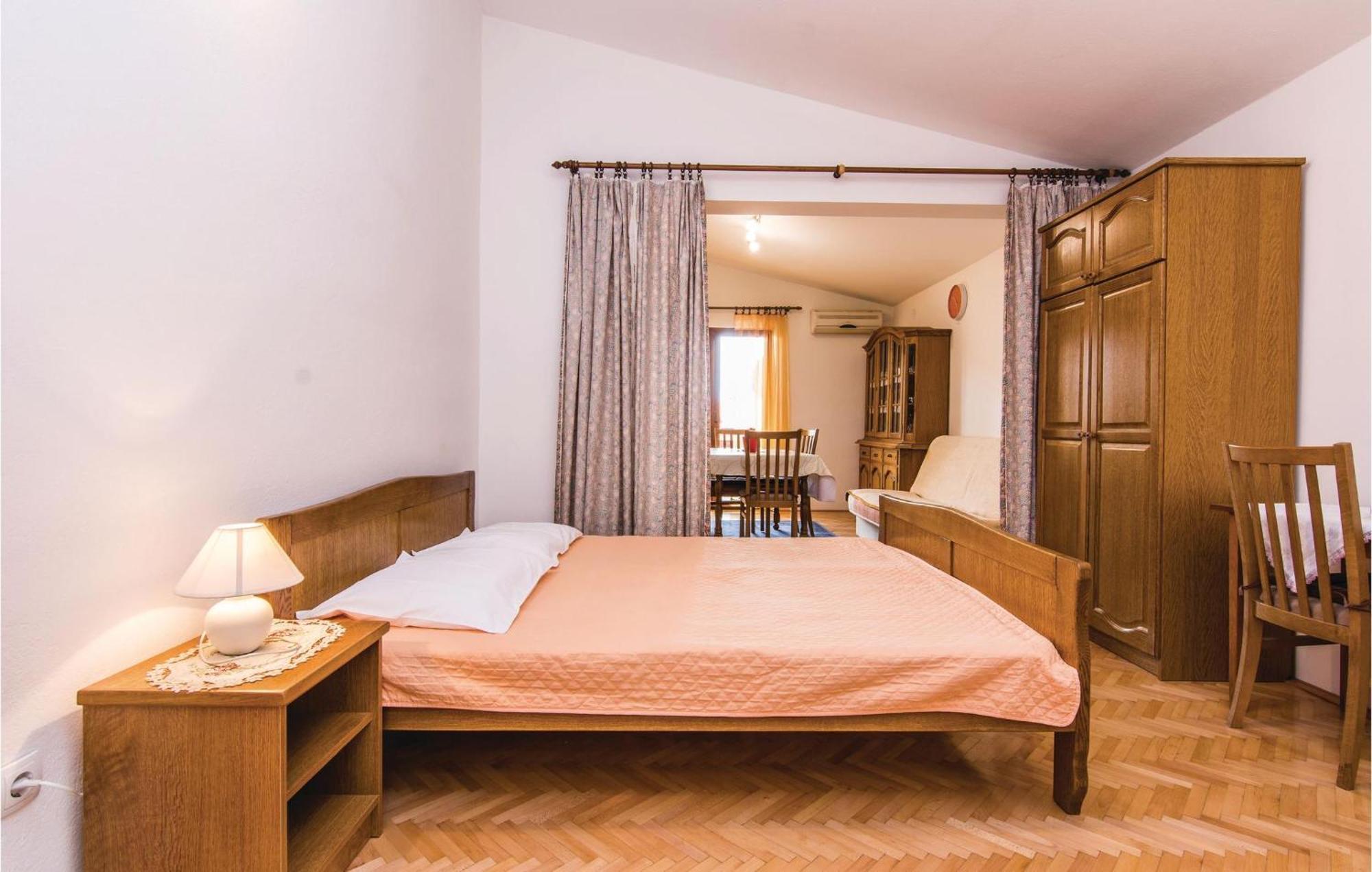 4 Bedroom Awesome Apartment In Starigrad エクステリア 写真