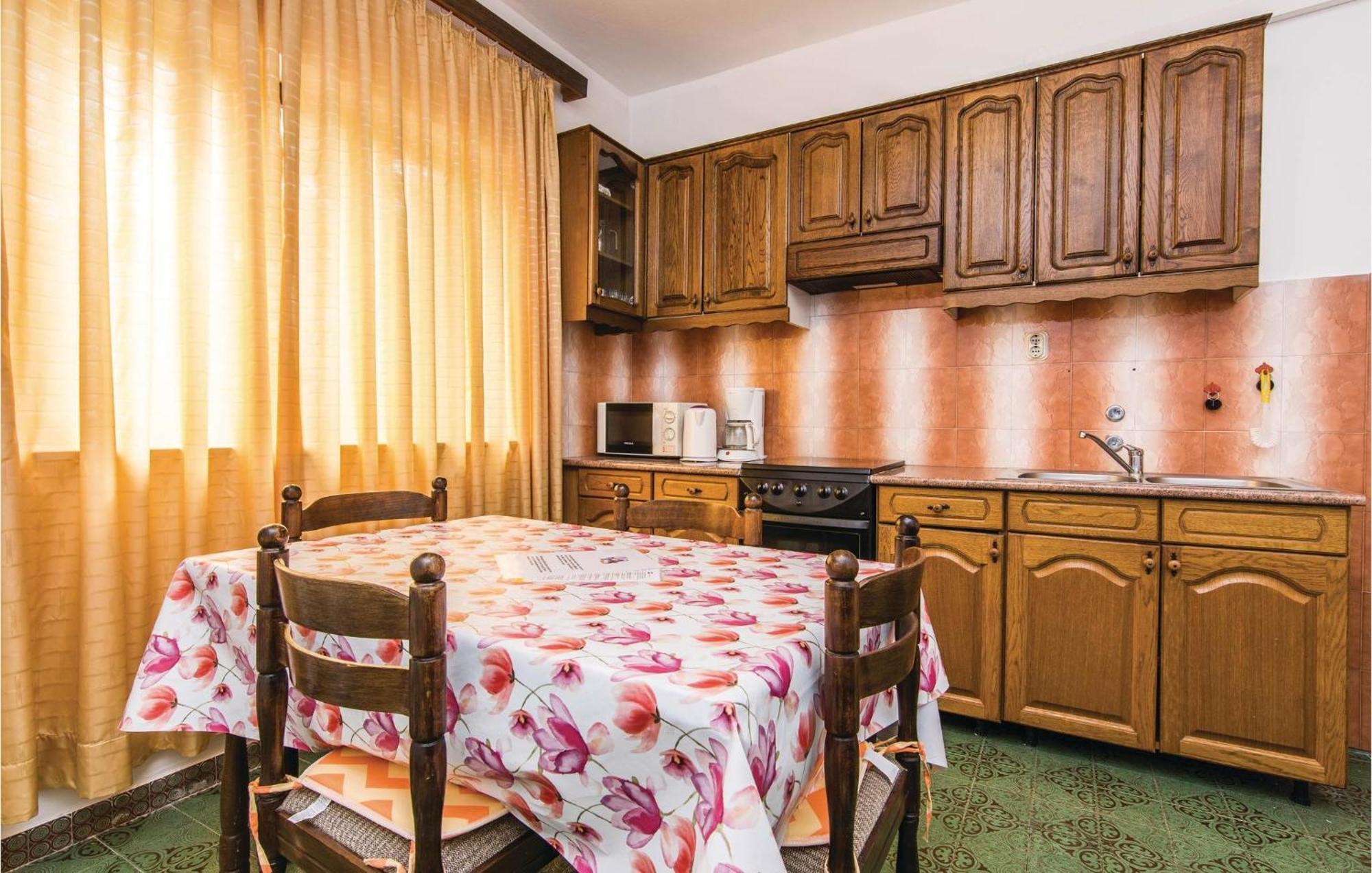 4 Bedroom Awesome Apartment In Starigrad エクステリア 写真