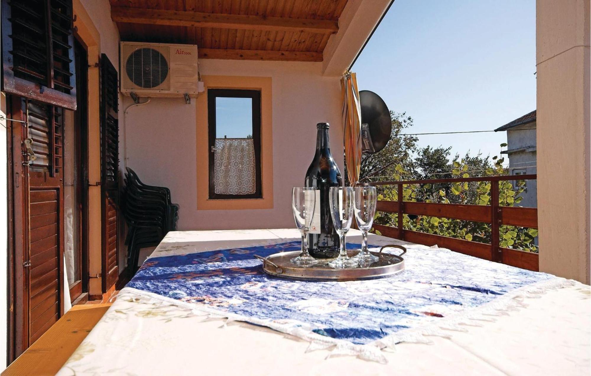 4 Bedroom Awesome Apartment In Starigrad エクステリア 写真