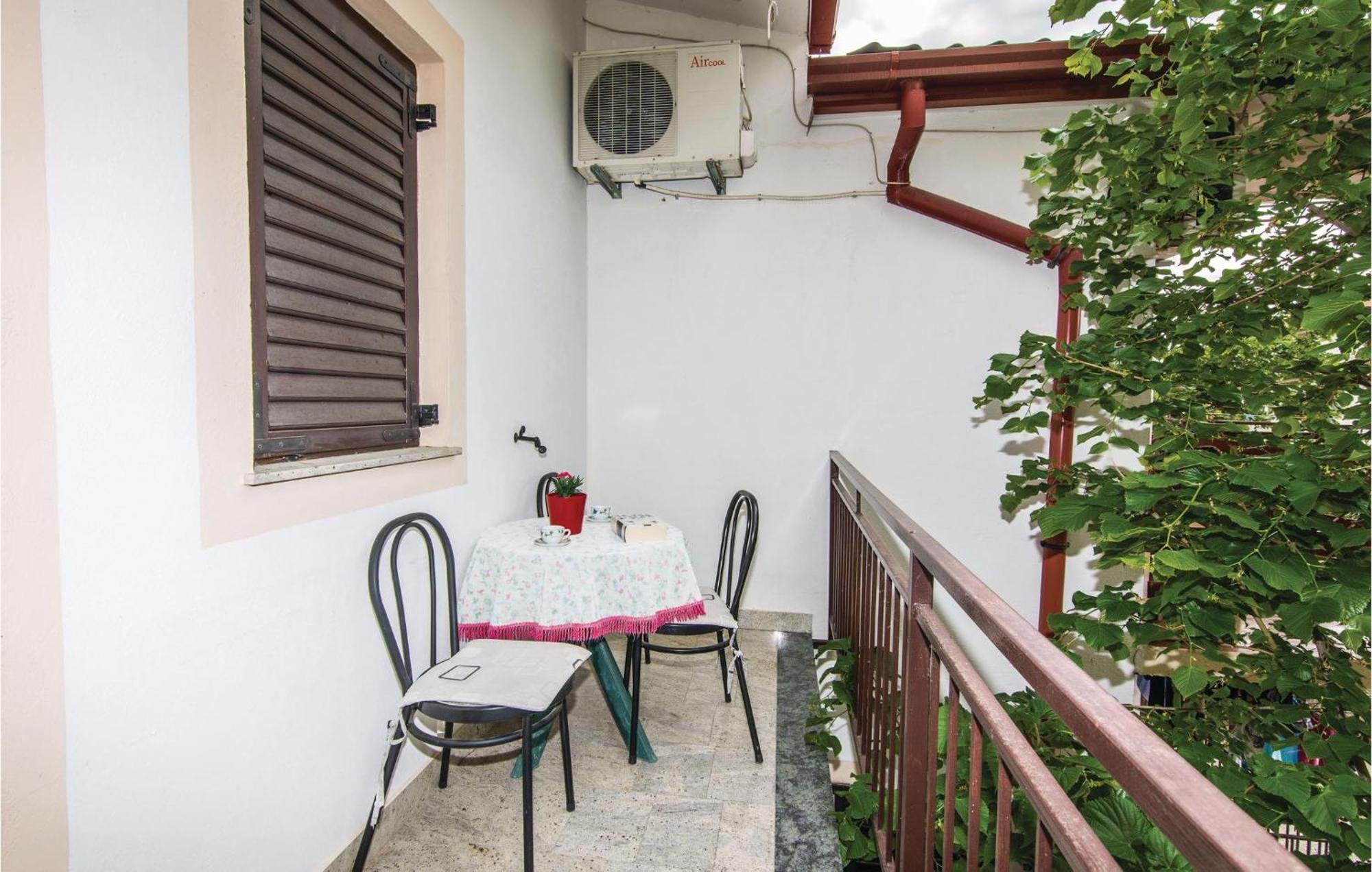 4 Bedroom Awesome Apartment In Starigrad エクステリア 写真
