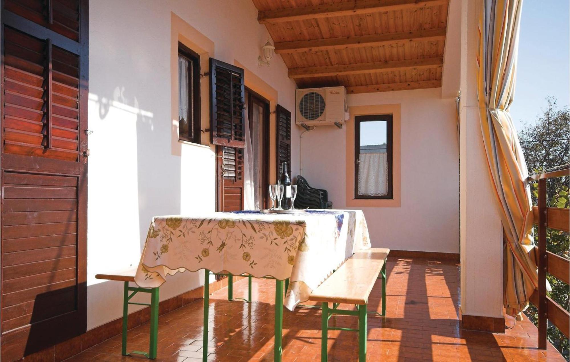 4 Bedroom Awesome Apartment In Starigrad エクステリア 写真