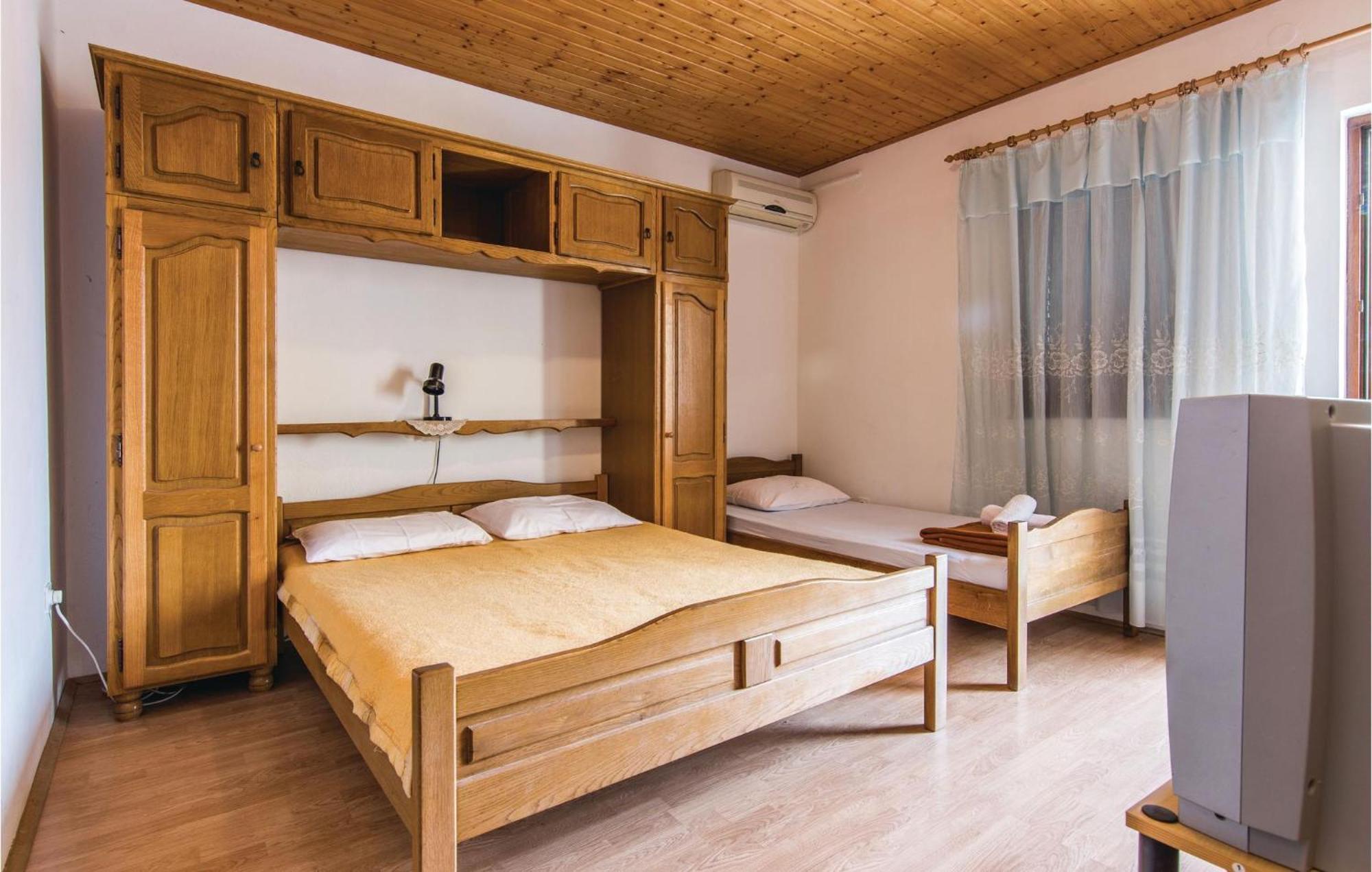 4 Bedroom Awesome Apartment In Starigrad エクステリア 写真